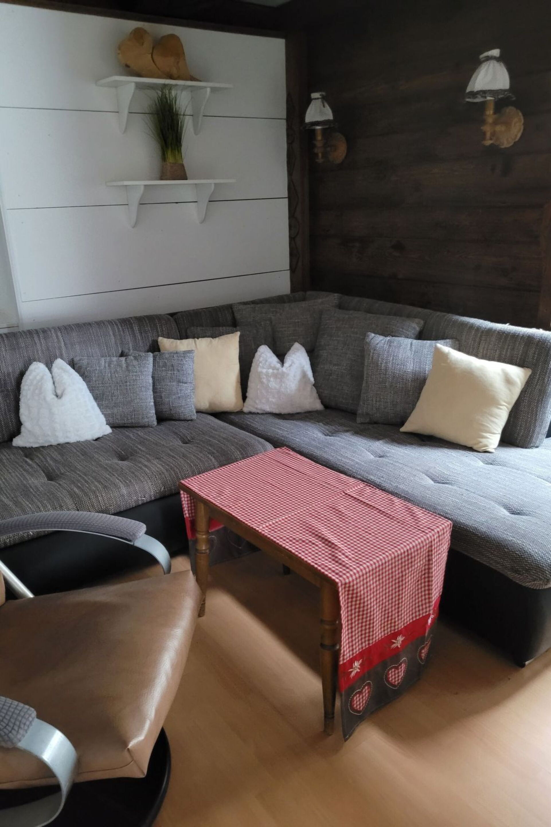 Idyllic 3-Bed Apartment in Reutte, Sleeps 6, 1296