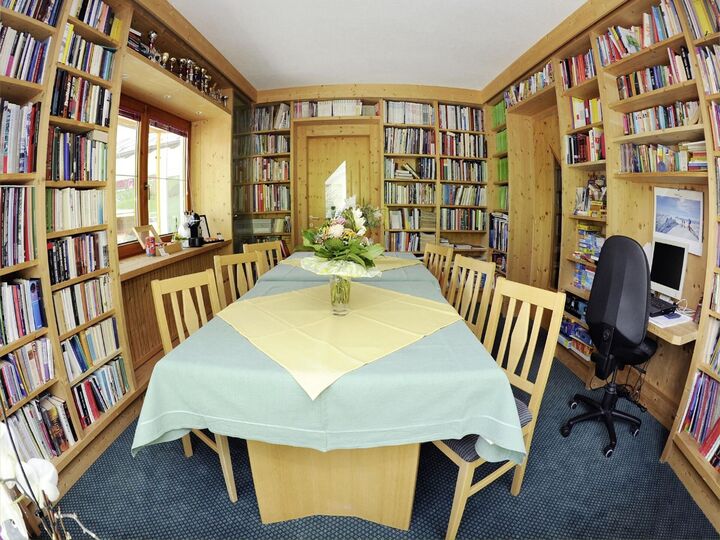 Serene 2-Bed Apartment in Landeck, Sleeps 5, 1298
