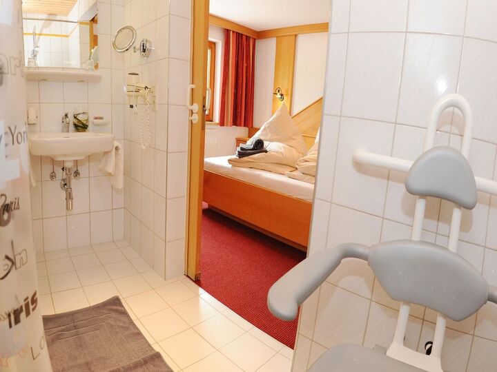 Spacious 2-Bed Apartment in Landeck, Sleeps 5, 1301