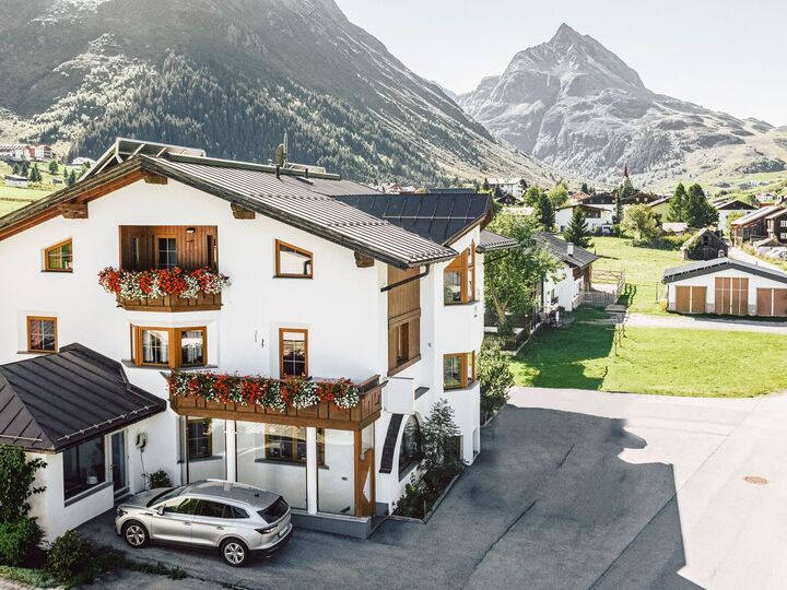 Beautiful 1-Bed Apartment in Landeck, Sleeps 2, 1112, Galtür, Austria
