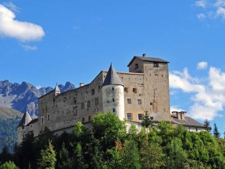 Gorgeous 2-Bed Apartment in Landeck, Sleeps 4, 1305