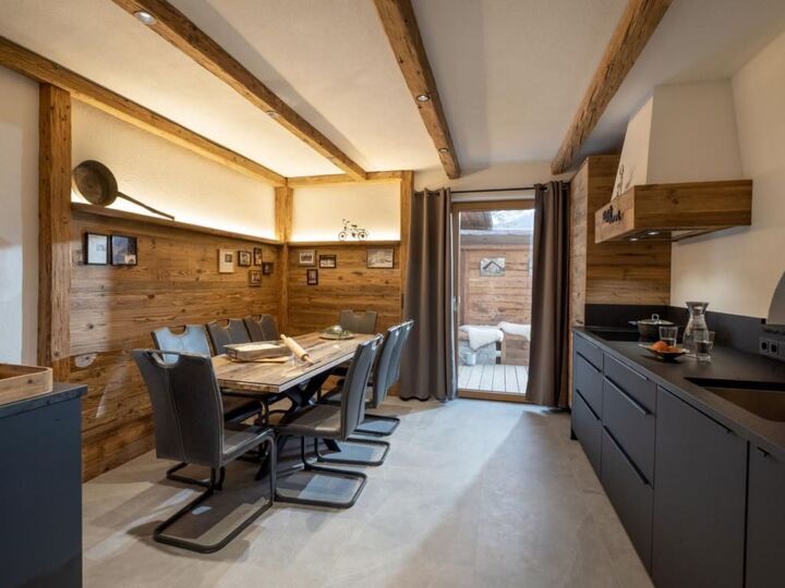 Stylish 4-Bed Apartment in Kitzbuhel, Sleeps 8, 1319