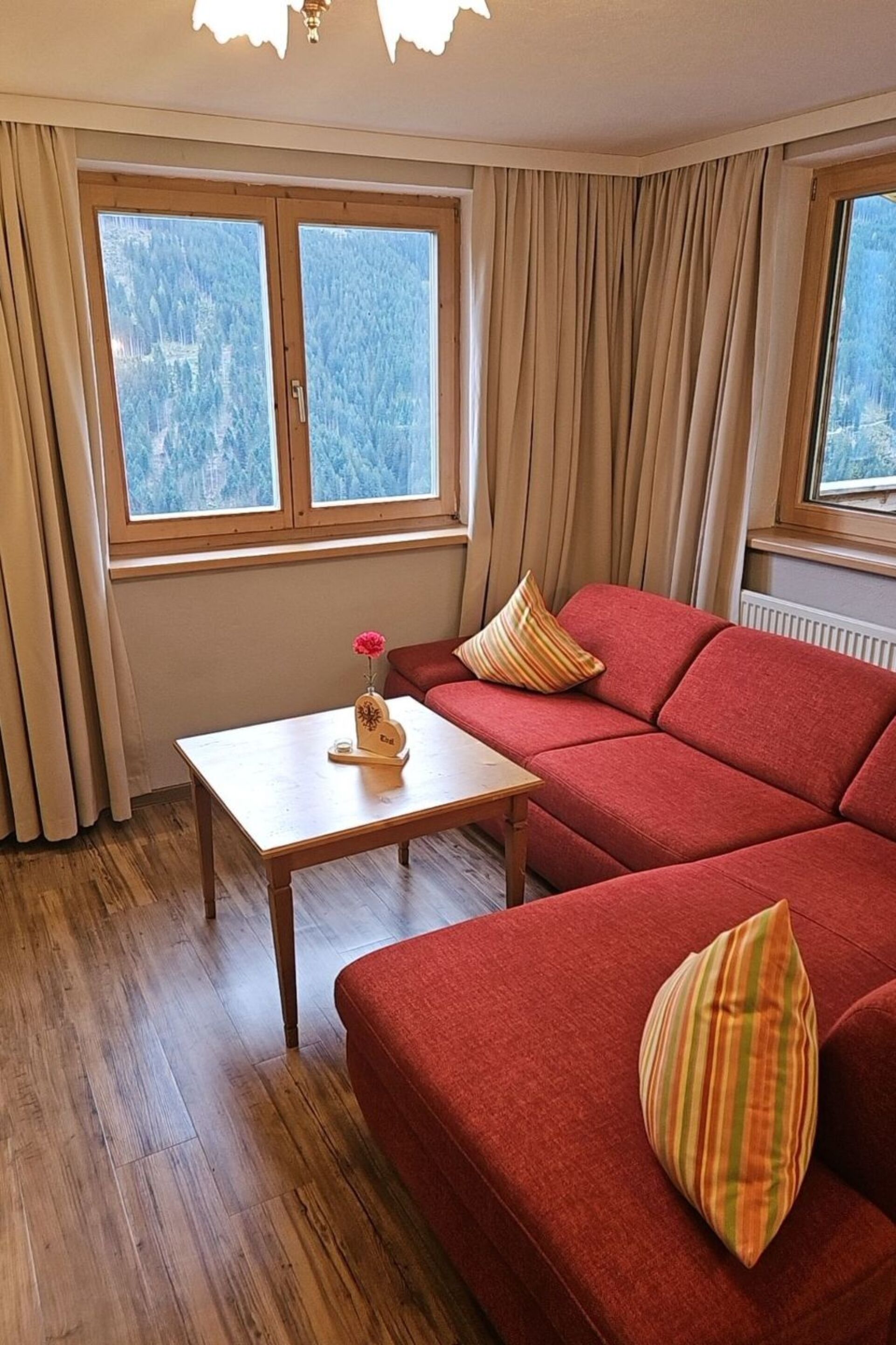 Delightful 4-Bed Apartment in Schwaz, Sleeps 7, 1324