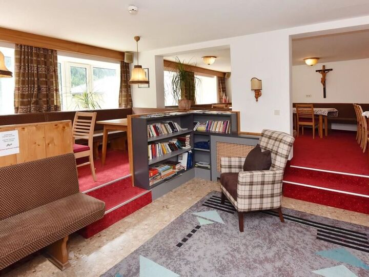 Beautiful 4-Bed Apartment in Landeck, Sleeps 10, 1333