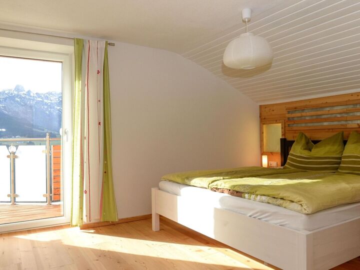 Charming 2-Bed Apartment in Hallein, Sleeps 4, 1119