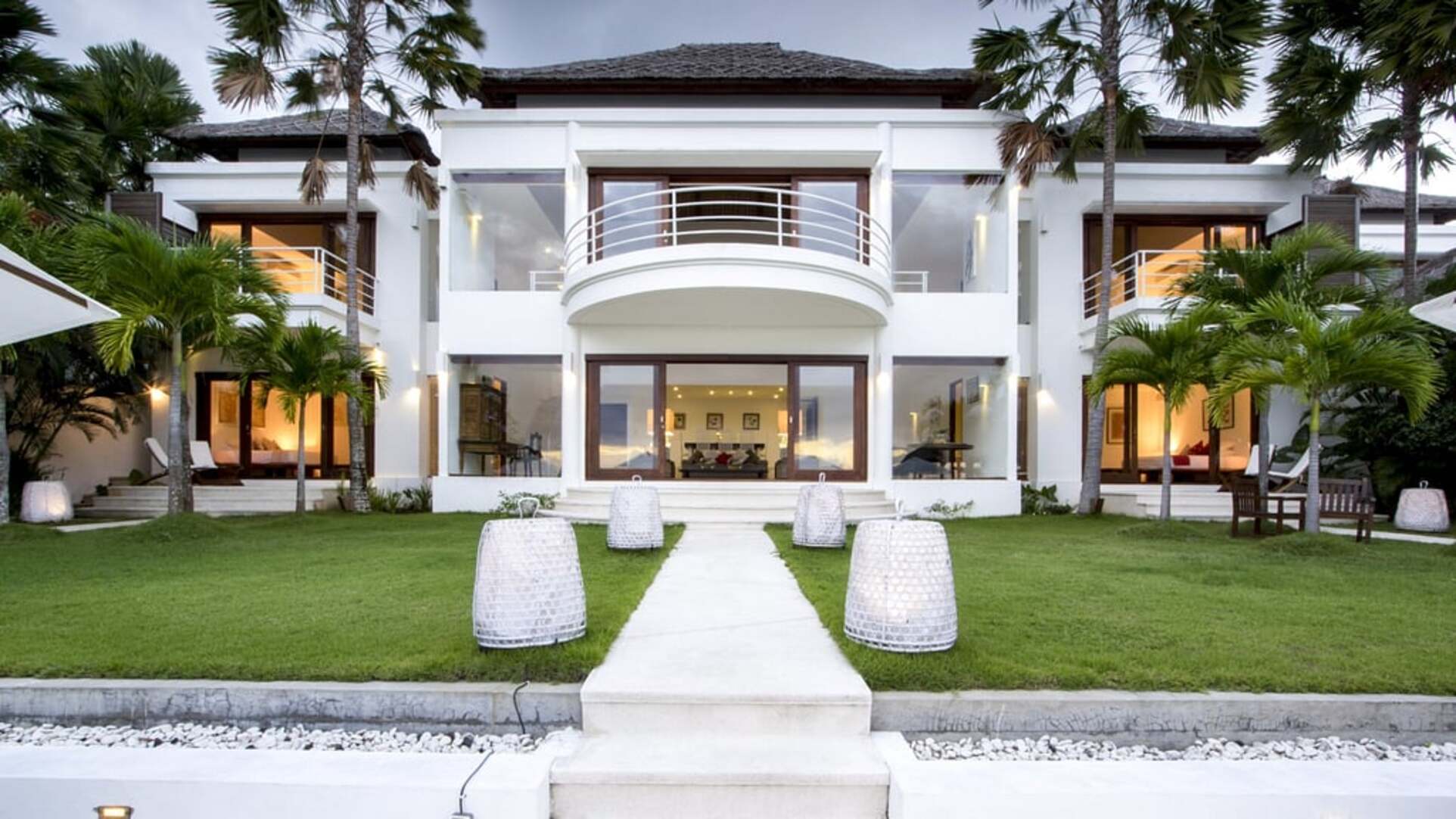 5 Star Villa Lucia – Elegant Oceanfront Living