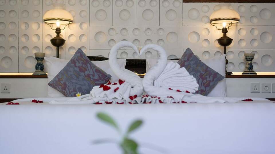 5 Star The Chand’s One – Romantic Beachfront Haven