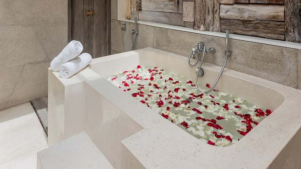 5 Star The Chand’s One – Romantic Beachfront Haven