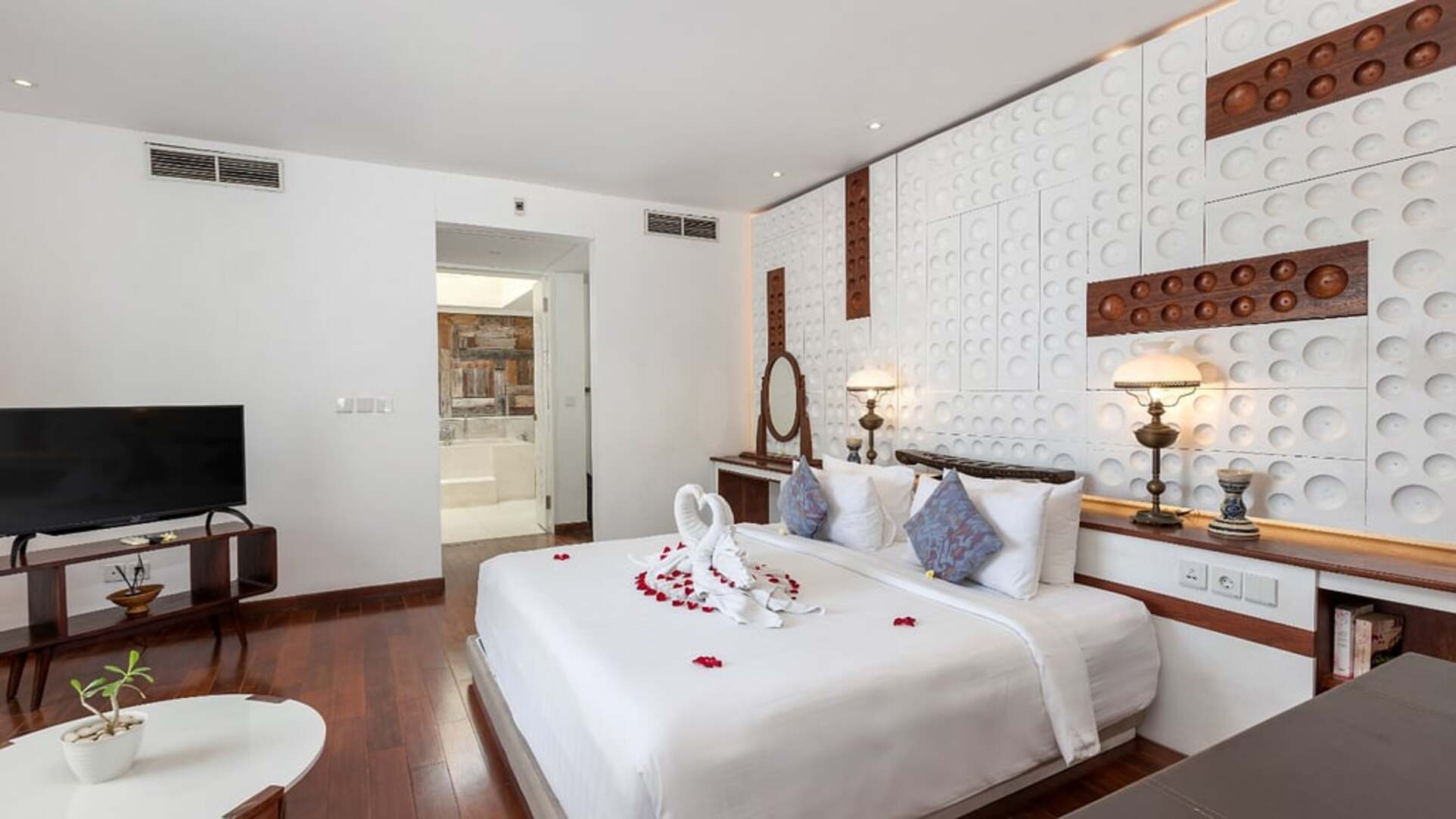 5 Star The Chand’s One – Sunset Beachfront Retreat