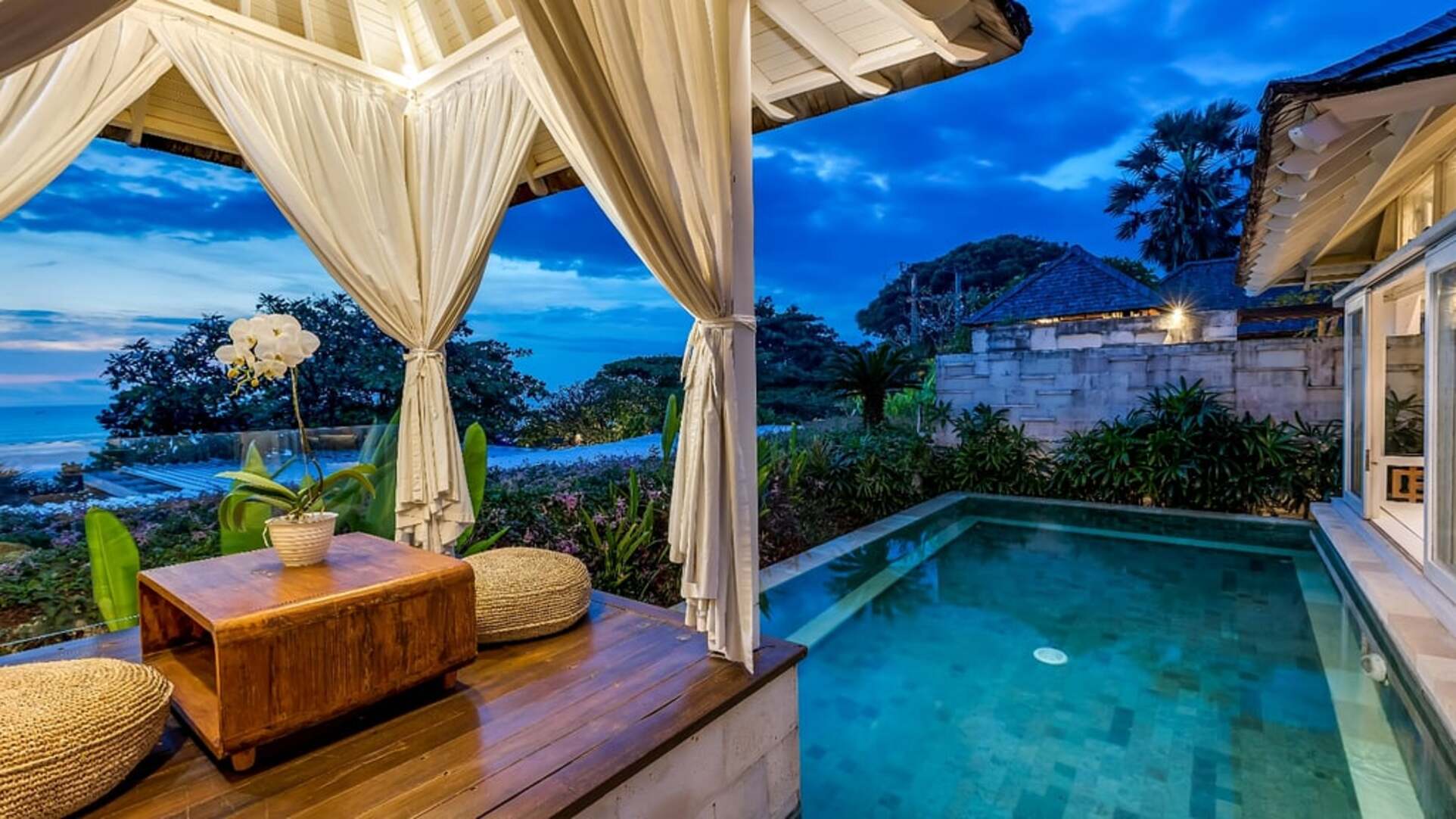 5 Star The Chand’s One – Sunset Beachfront Retreat