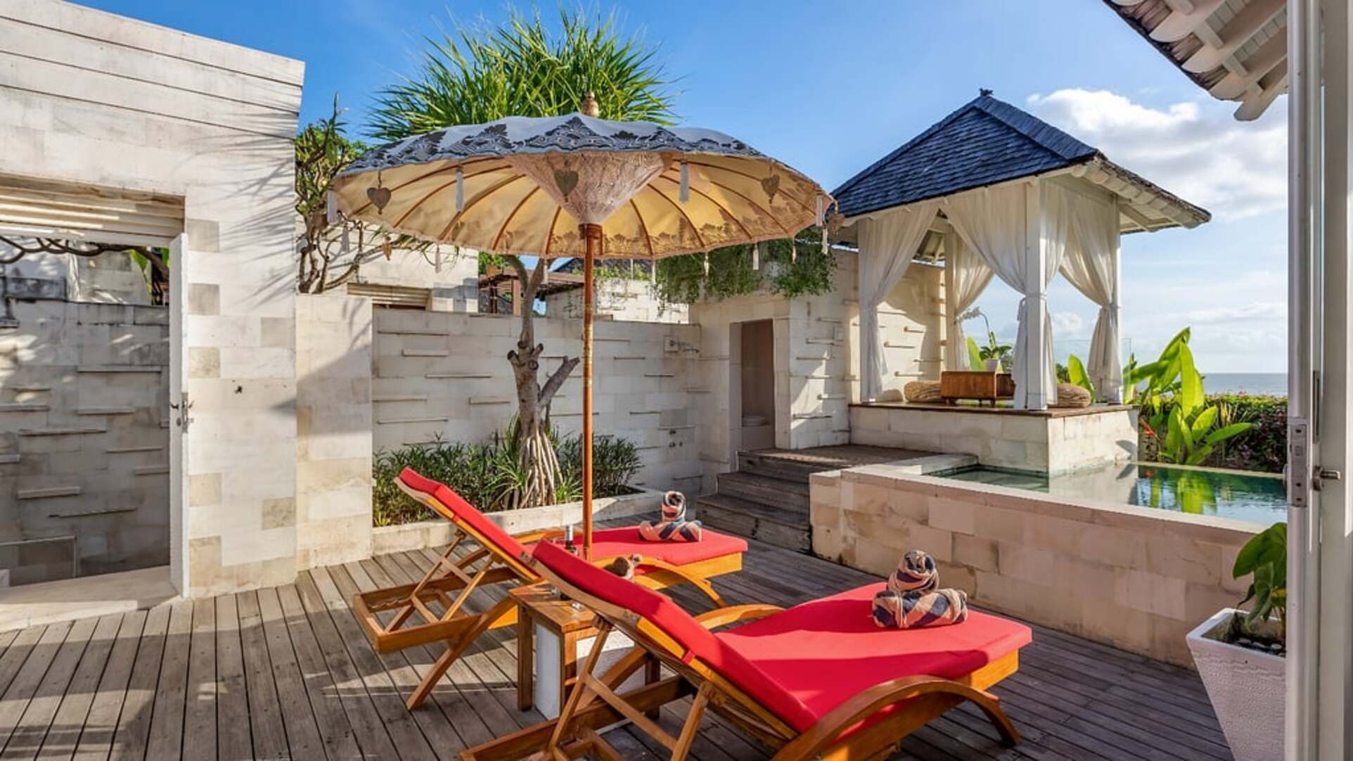 5 Star The Chand’s One – Sunset Beachfront Retreat