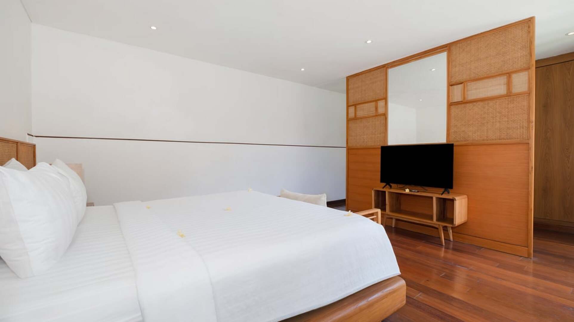 5 Star The Chand’s Three – Elevated Beachfront Escape