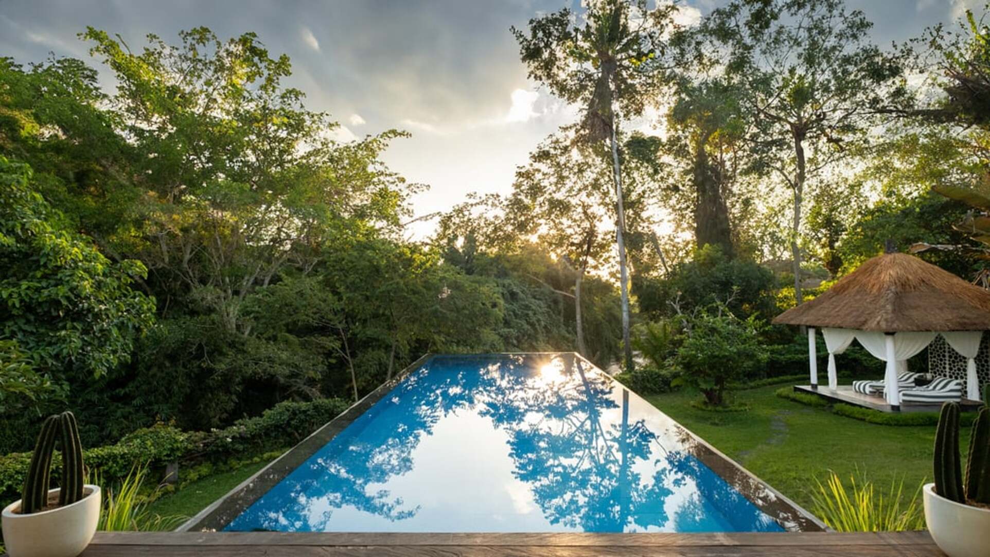 5 Star Villa Lepak by the River – Riverside Ubud Retreat
