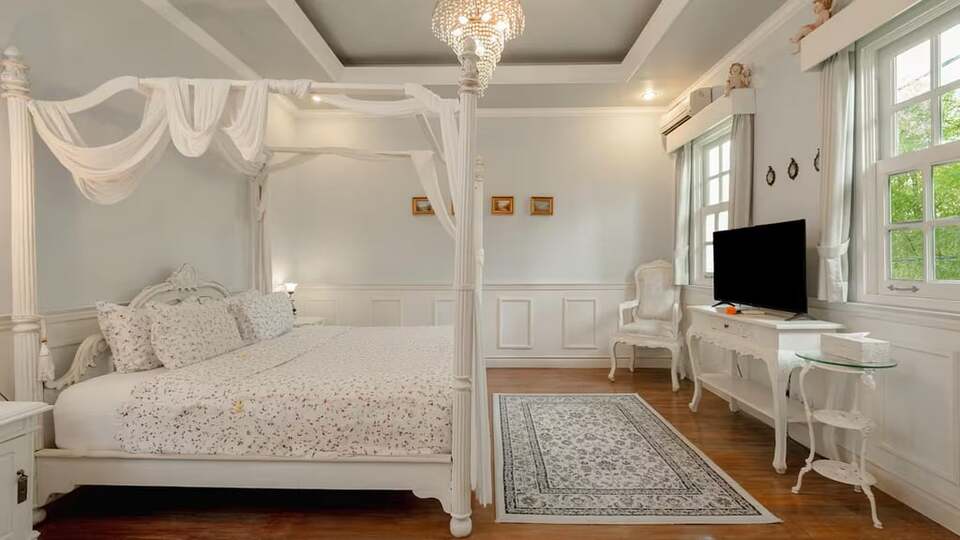 5 Star NicoNico Mansion – Eclectic Seminyak Mansion
