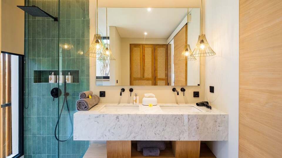 5 Star Loona Palm Seseh 1 - Contemporary Coastal Retreat