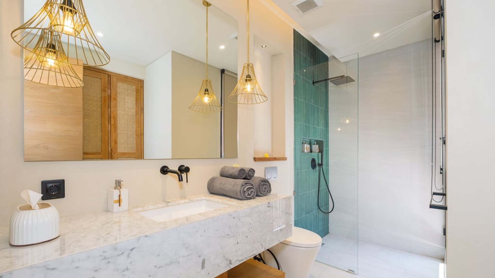 5 Star Loona Palm Seseh 1 - Contemporary Coastal Retreat