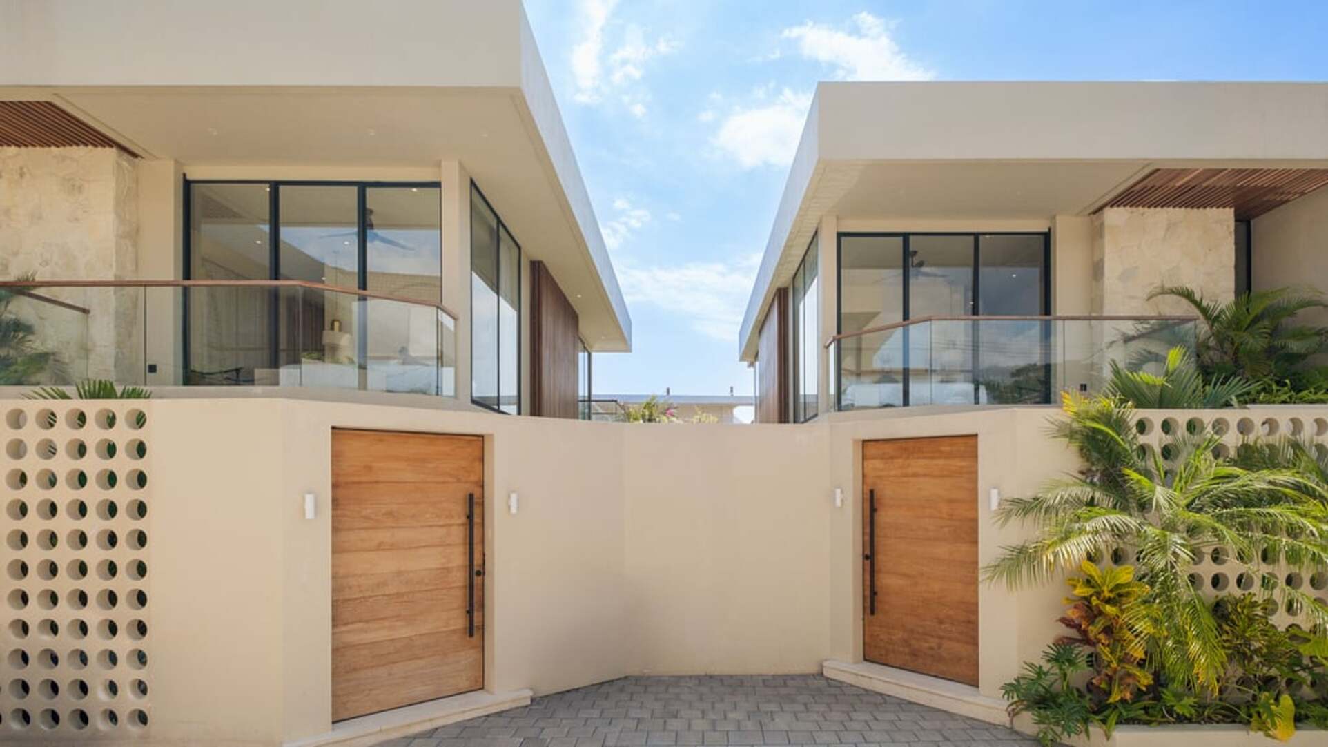 5 Star Loona Palm Seseh 2 - Modern Coastal Escape
