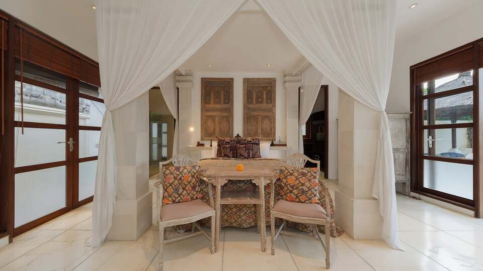 5 Star Villa V Seminyak - Balinese Tropical Charm