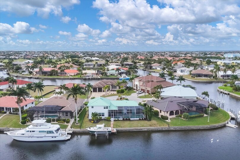 Beautiful, spacious, waterfront home with private pool in Punta Gorda