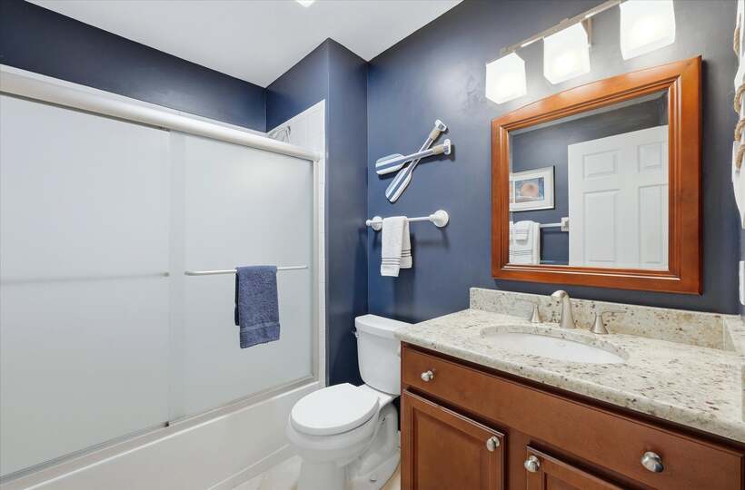 Guest bathroom with shower / tub combo