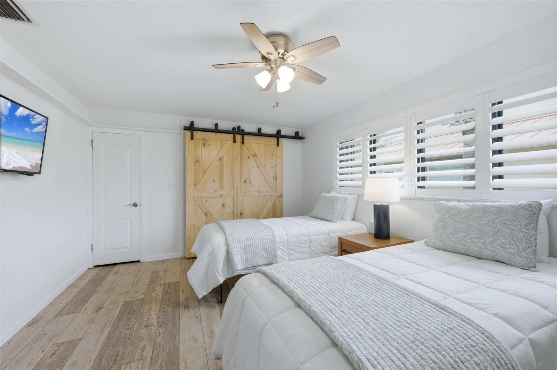 Bedroom 3 with two twin beds and 40-inch Smart TV