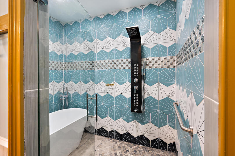 Charlie and the Chocolate Factory Bathroom 13 Tub & Rain Shower