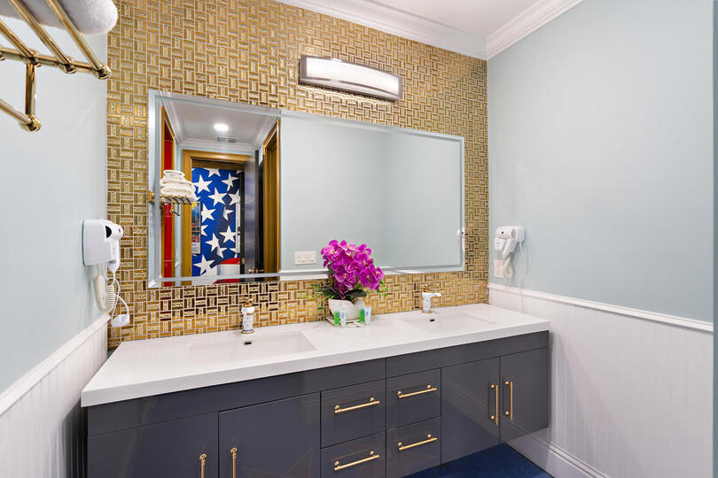 Rocky Bathroom 17 Tub & Rain Shower