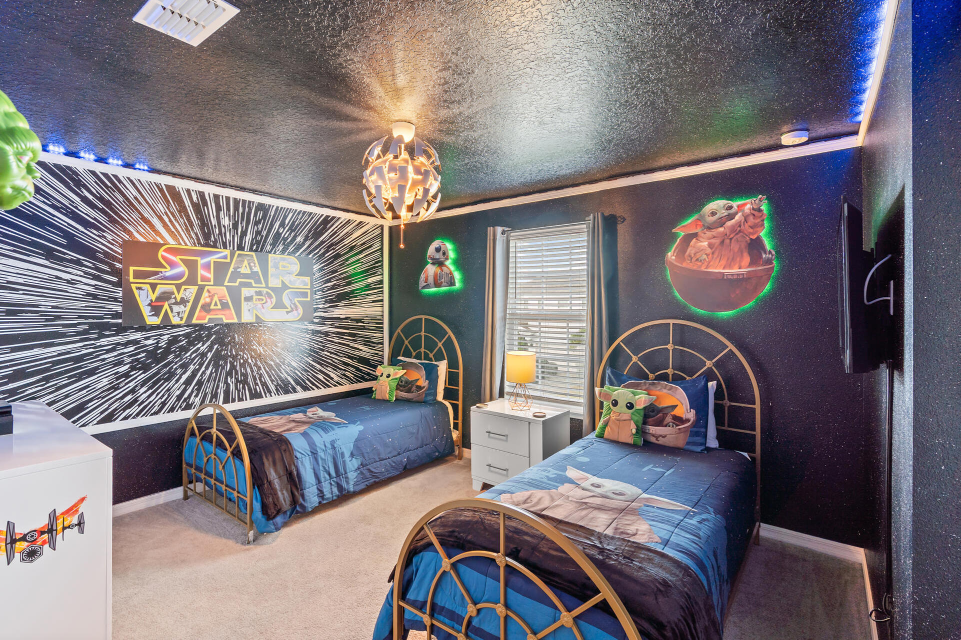 Two Twins Bedroom 4 Upstairs Shared Bathroom 43" Roku TV Star Wars Theme