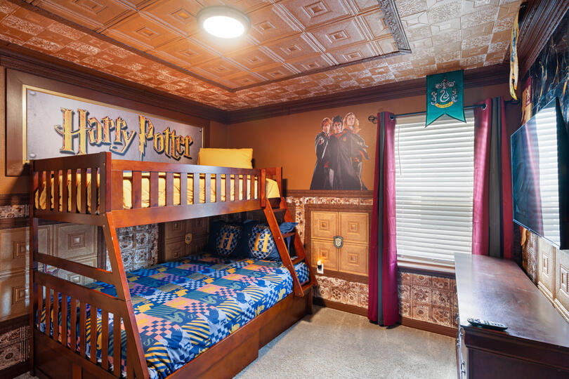 Twin/Double Bunk Bedroom 9 Upstairs 50" Roku TV Shared Bathroom Harry Potter Theme
