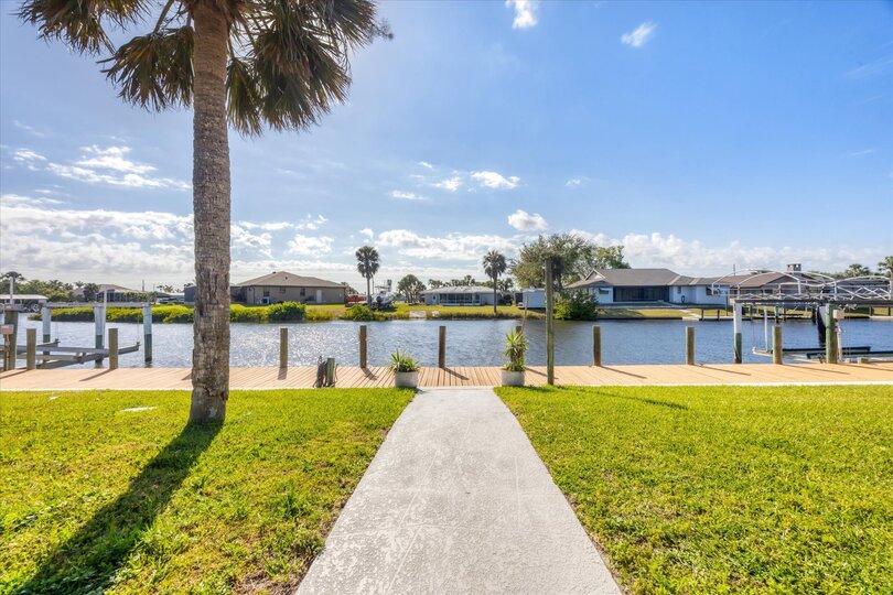 Dock Available 10' x 150' (Boat lift is not for guest use) Two Kayaks are available for Guest use