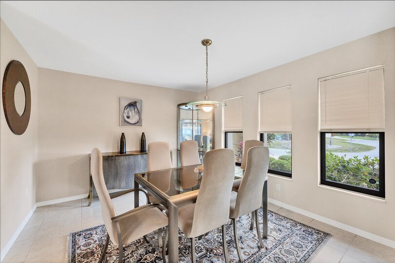 Dining Room seats 6