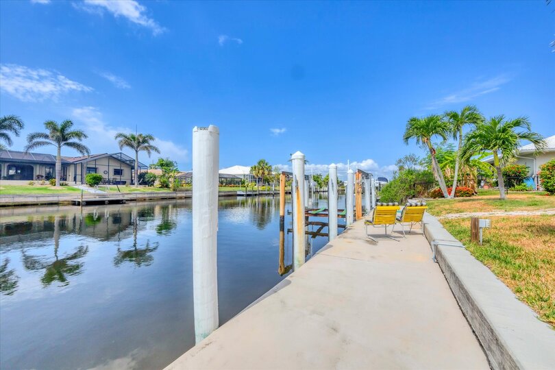 Boat parking on large 6'x55' Dock (Power and Water) with Access to the canal and Gulf! (Boat lift not available)
