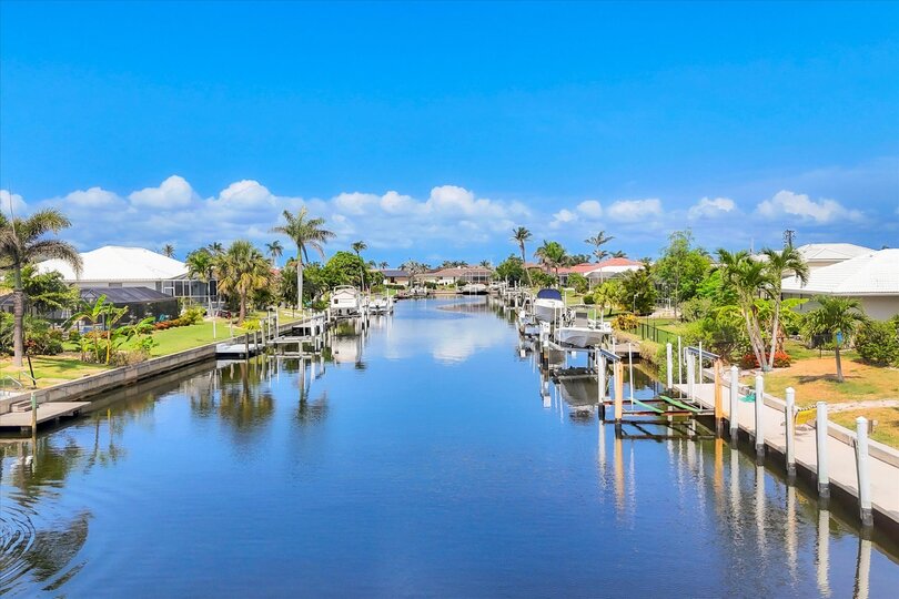 Boat parking on large 6'x55' Dock (Power and Water) with Access to the canal and Gulf! (Boat lift not available)